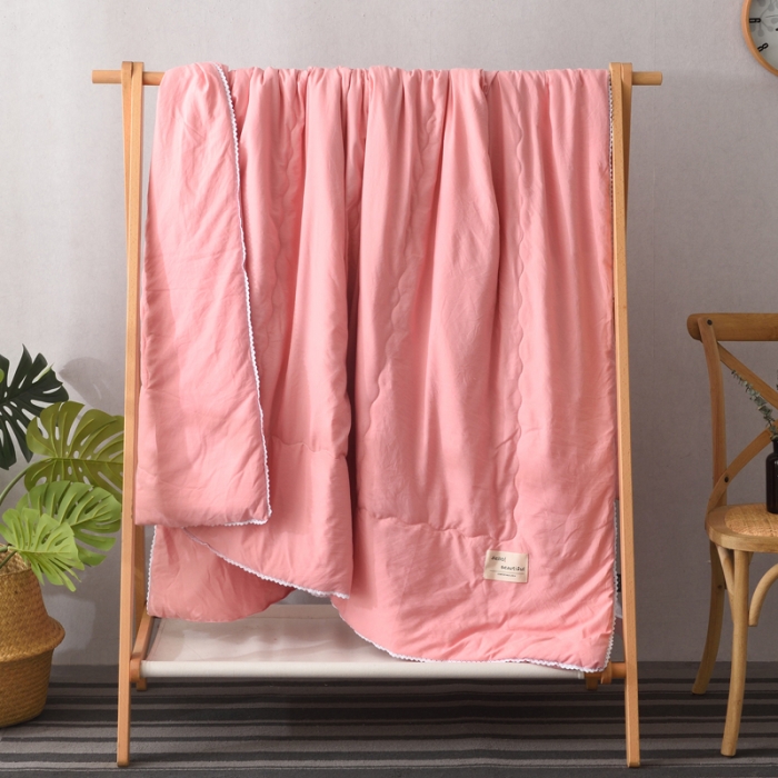 91家纺网 家纺一手货源 找家纺 德芙 2023新款水洗棉斜纹夏被 西瓜红