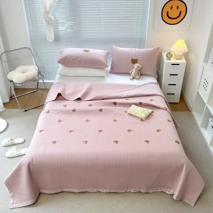 91家纺网 家纺一手货源 找家纺 漫调 2022新款直边款全棉刺绣夏被床盖小熊豆沙