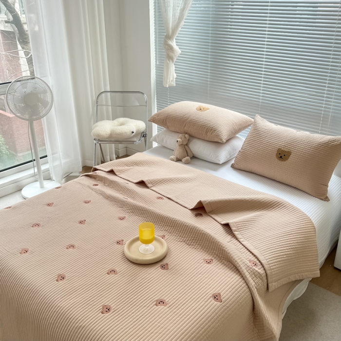 91家纺网 家纺一手货源 找家纺 漫调 2022新款直边款全棉刺绣夏被床盖小熊卡其