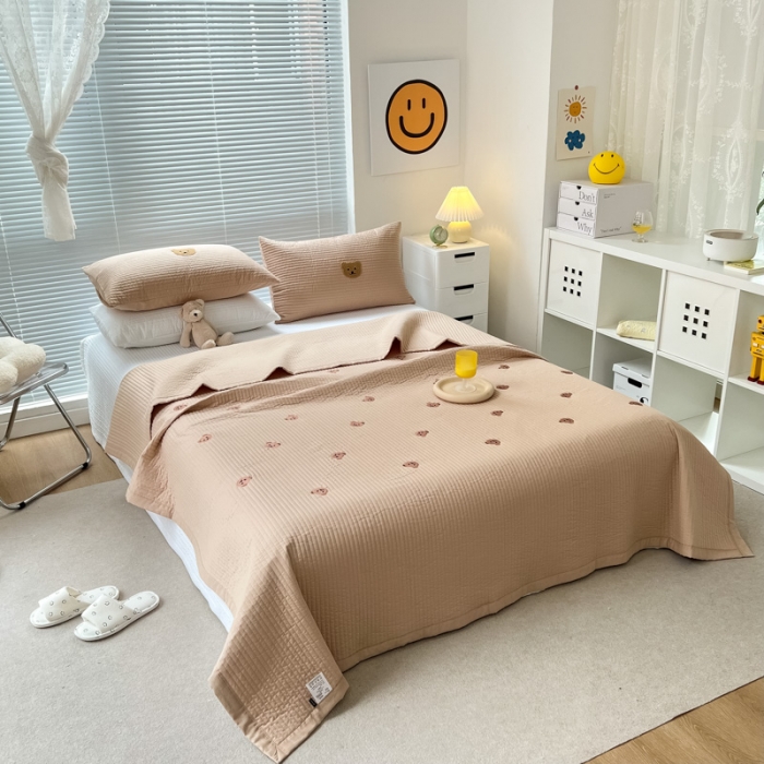 91家纺网 家纺一手货源 找家纺 漫调 2022新款直边款全棉刺绣夏被床盖小熊卡其