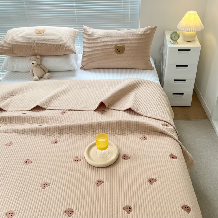 91家纺网 家纺一手货源 找家纺 漫调 2022新款直边款全棉刺绣夏被床盖小熊卡其