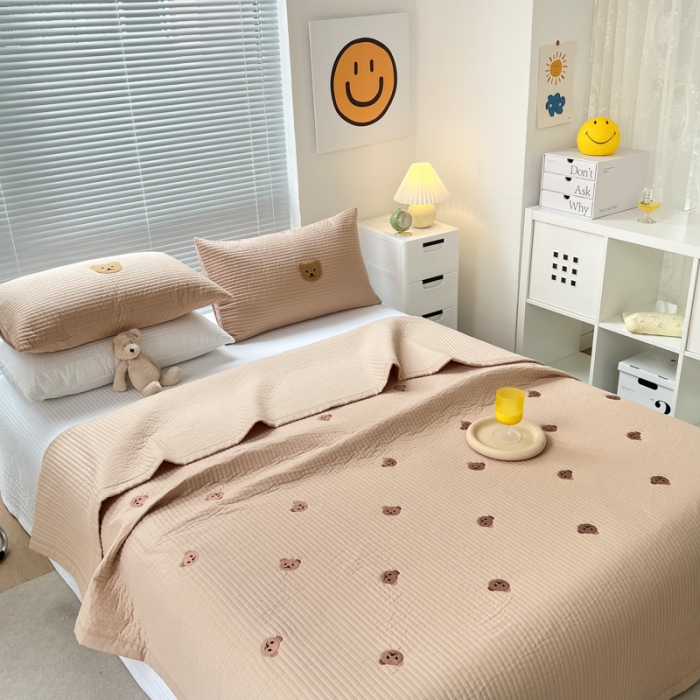 91家纺网 家纺一手货源 找家纺 漫调 2022新款直边款全棉刺绣夏被床盖小熊卡其