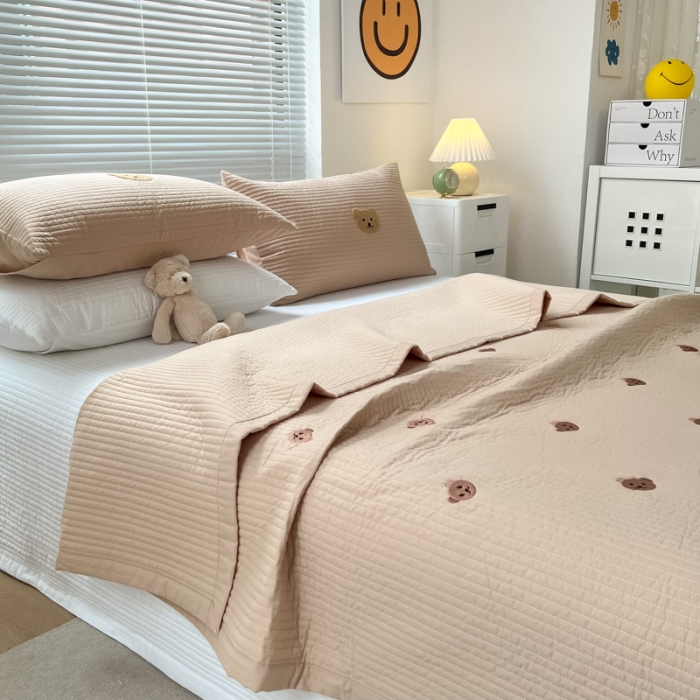 91家纺网 家纺一手货源 找家纺 漫调 2022新款直边款全棉刺绣夏被床盖小熊卡其