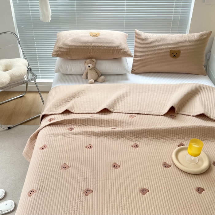 91家纺网 家纺一手货源 找家纺 漫调 2022新款直边款全棉刺绣夏被床盖小熊卡其
