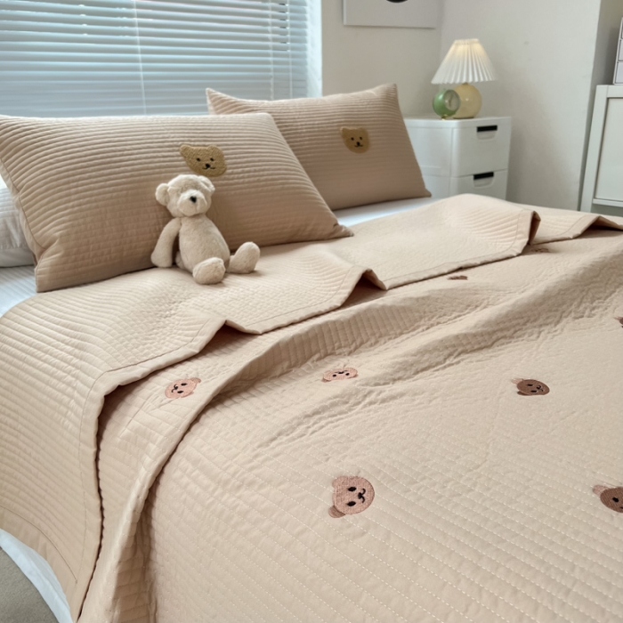 91家纺网 家纺一手货源 找家纺 漫调 2022新款直边款全棉刺绣夏被床盖小熊卡其