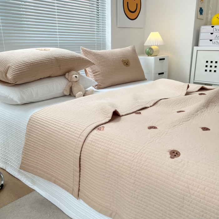 91家纺网 家纺一手货源 找家纺 漫调 2022新款直边款全棉刺绣夏被床盖小熊卡其