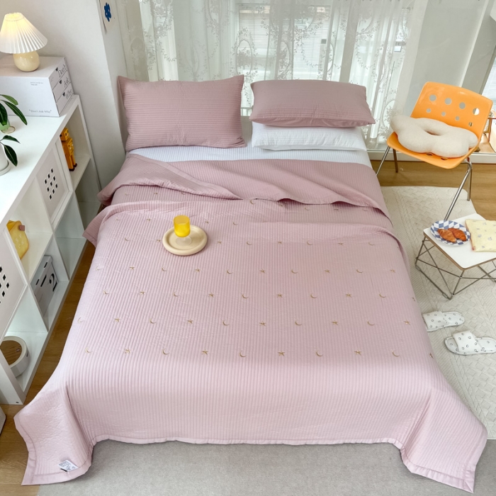 91家纺网 家纺一手货源 找家纺 漫调 2022新款直边款全棉刺绣夏被床盖星月豆沙