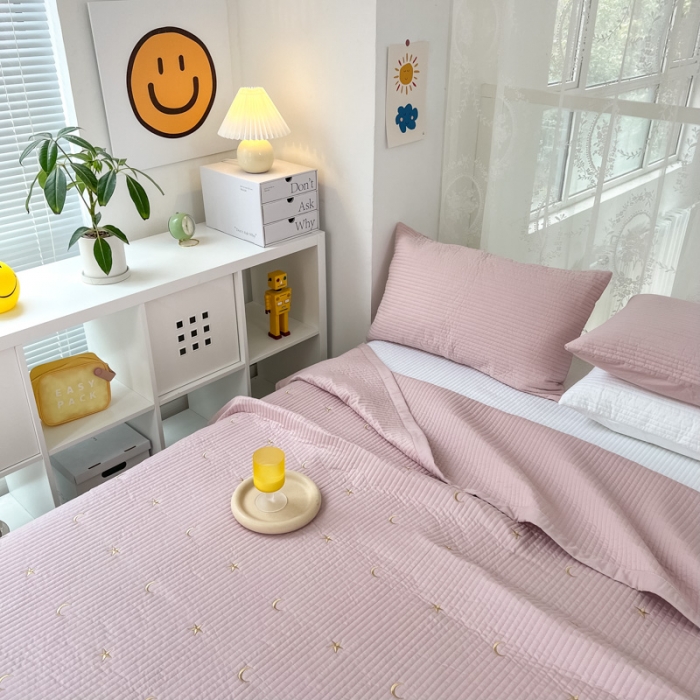 91家纺网 家纺一手货源 找家纺 漫调 2022新款直边款全棉刺绣夏被床盖星月豆沙