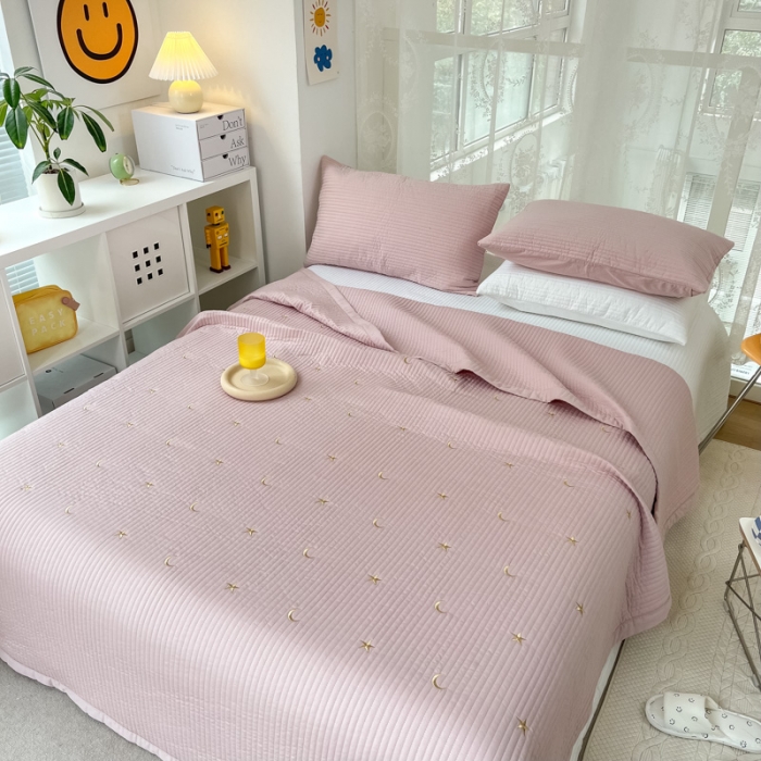 91家纺网 家纺一手货源 找家纺 漫调 2022新款直边款全棉刺绣夏被床盖星月豆沙