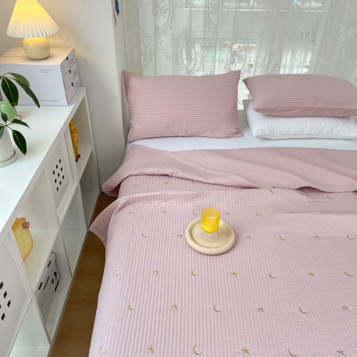 91家纺网 家纺一手货源 找家纺 漫调 2022新款直边款全棉刺绣夏被床盖星月豆沙