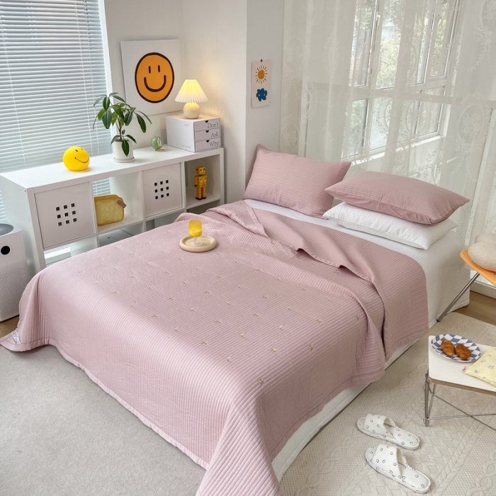 91家纺网 家纺一手货源 找家纺 漫调 2022新款直边款全棉刺绣夏被床盖星月豆沙