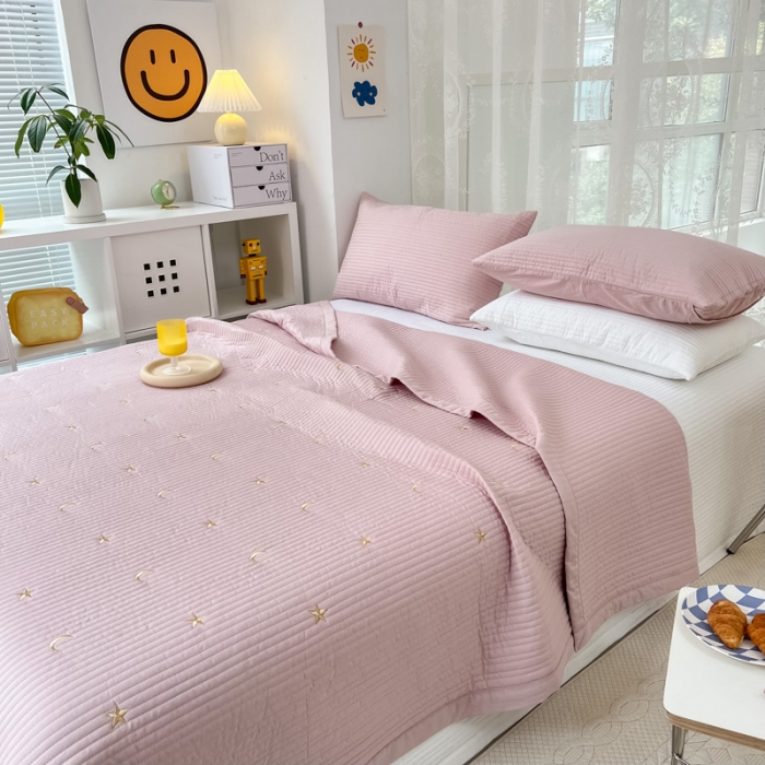 91家纺网 家纺一手货源 找家纺 漫调 2022新款直边款全棉刺绣夏被床盖星月豆沙