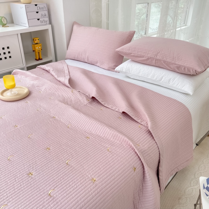 91家纺网 家纺一手货源 找家纺 漫调 2022新款直边款全棉刺绣夏被床盖星月豆沙