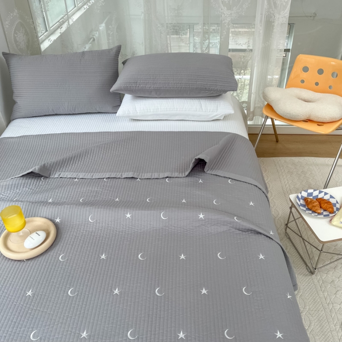 91家纺网 家纺一手货源 找家纺 漫调 2022新款直边款全棉刺绣夏被床盖星月灰