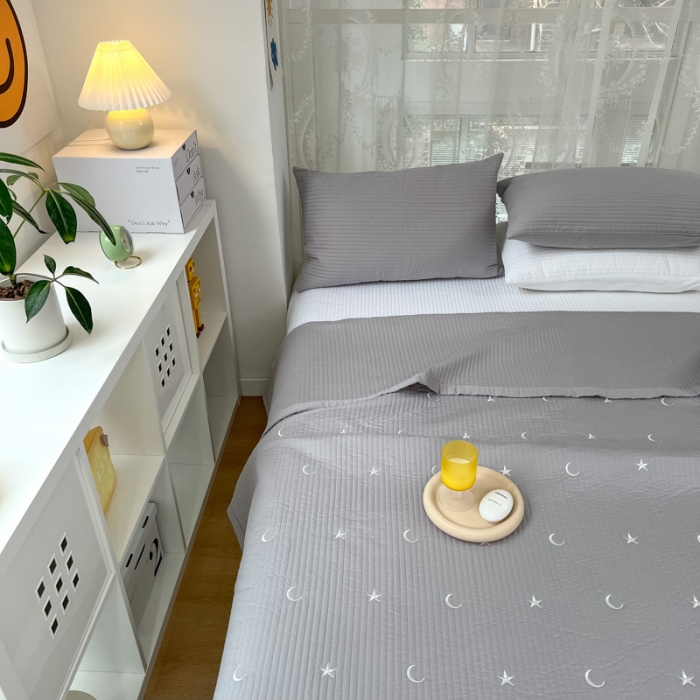 91家纺网 家纺一手货源 找家纺 漫调 2022新款直边款全棉刺绣夏被床盖星月灰