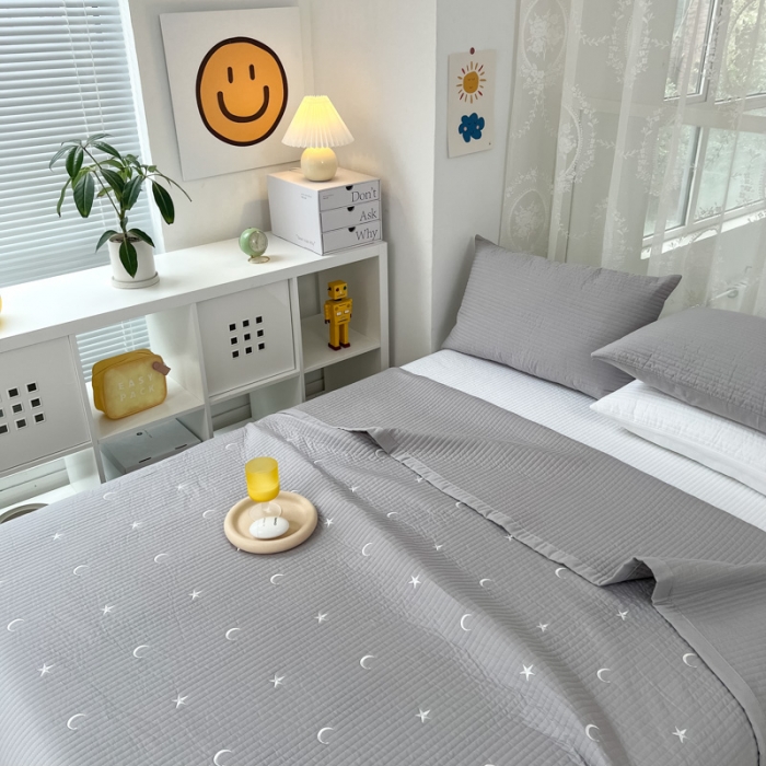 91家纺网 家纺一手货源 找家纺 漫调 2022新款直边款全棉刺绣夏被床盖星月灰