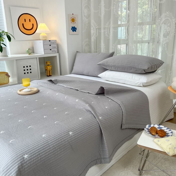 91家纺网 家纺一手货源 找家纺 漫调 2022新款直边款全棉刺绣夏被床盖星月灰