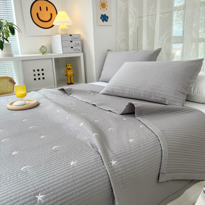 91家纺网 家纺一手货源 找家纺 漫调 2022新款直边款全棉刺绣夏被床盖星月灰