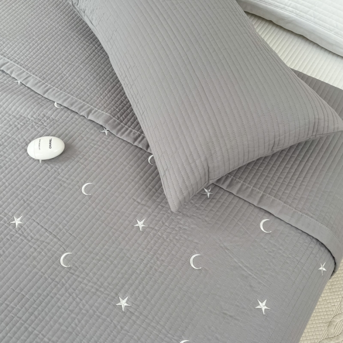 91家纺网 家纺一手货源 找家纺 漫调 2022新款直边款全棉刺绣夏被床盖星月灰