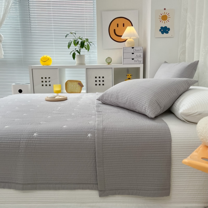 91家纺网 家纺一手货源 找家纺 漫调 2022新款直边款全棉刺绣夏被床盖星月灰