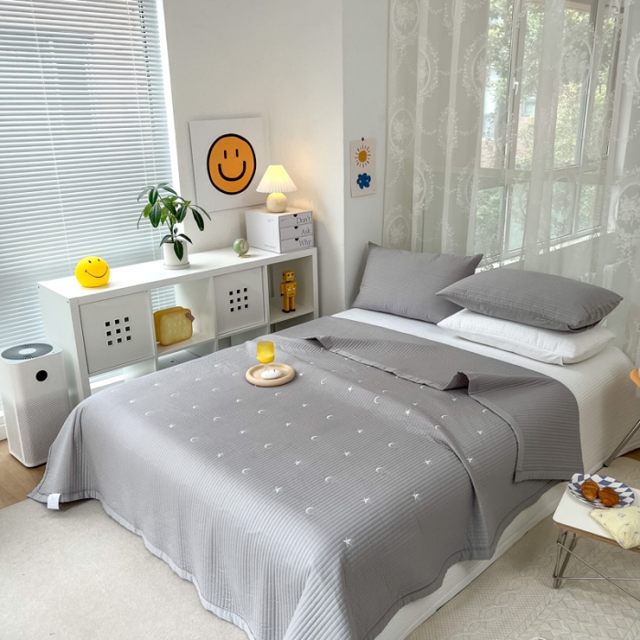 91家纺网 家纺一手货源 找家纺 漫调 2022新款直边款全棉刺绣夏被床盖星月灰