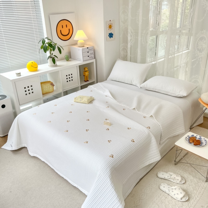 91家纺网 家纺一手货源 找家纺 漫调 2022新款直边款全棉刺绣夏被床盖樱桃白