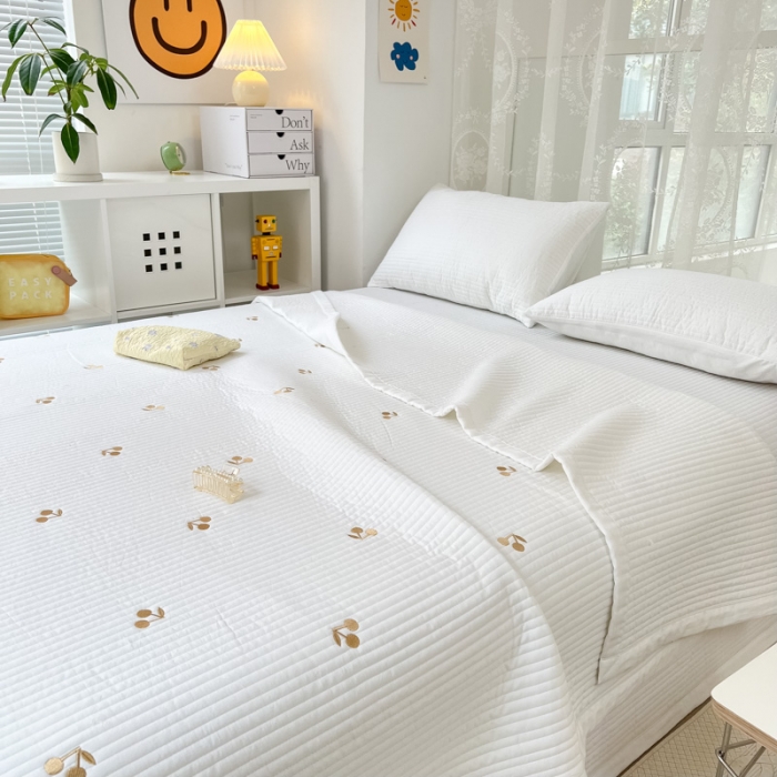 91家纺网 家纺一手货源 找家纺 漫调 2022新款直边款全棉刺绣夏被床盖樱桃白