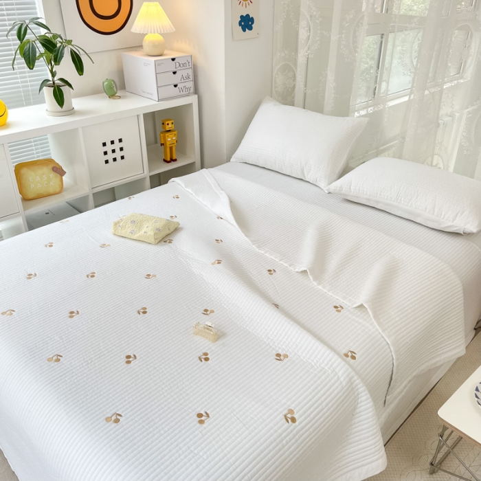 91家纺网 家纺一手货源 找家纺 漫调 2022新款直边款全棉刺绣夏被床盖樱桃白