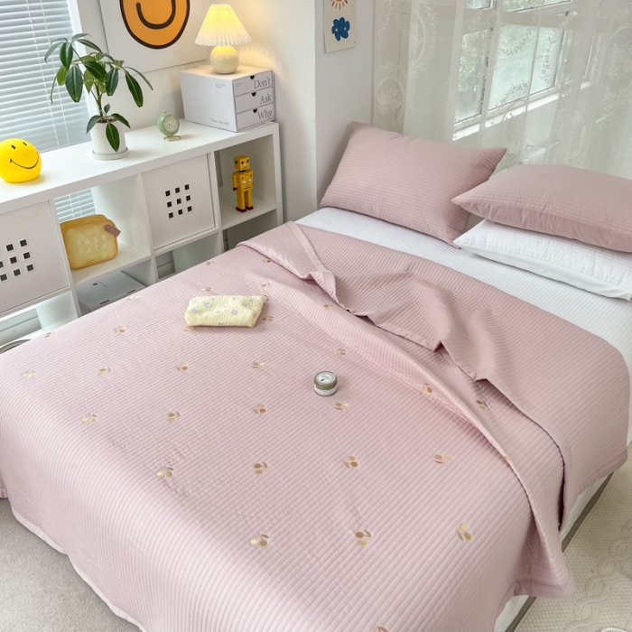 91家纺网 家纺一手货源 找家纺 漫调 2022新款直边款全棉刺绣夏被床盖樱桃豆沙