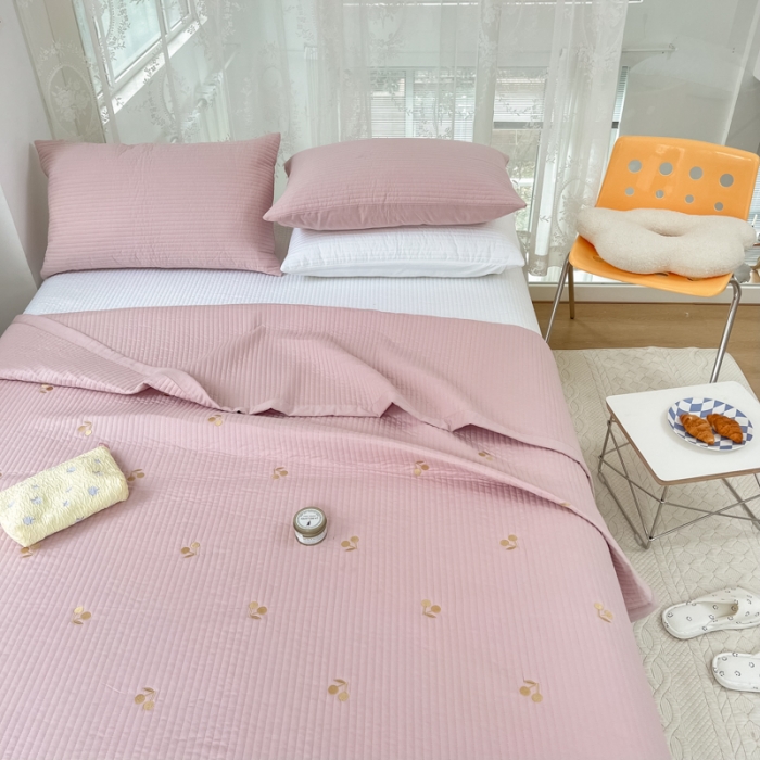 91家纺网 家纺一手货源 找家纺 漫调 2022新款直边款全棉刺绣夏被床盖樱桃豆沙