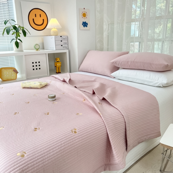 91家纺网 家纺一手货源 找家纺 漫调 2022新款直边款全棉刺绣夏被床盖樱桃豆沙