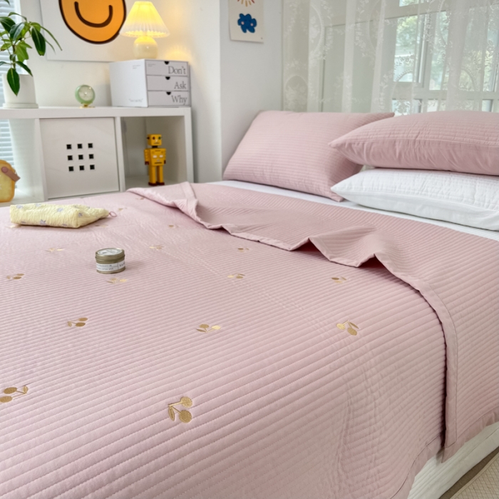 91家纺网 家纺一手货源 找家纺 漫调 2022新款直边款全棉刺绣夏被床盖樱桃豆沙