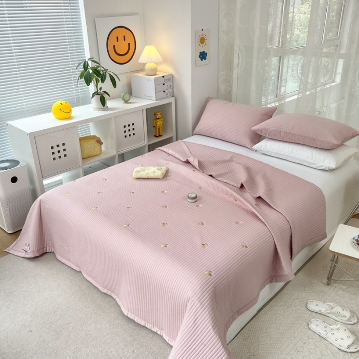 91家纺网 家纺一手货源 找家纺 漫调 2022新款直边款全棉刺绣夏被床盖樱桃豆沙