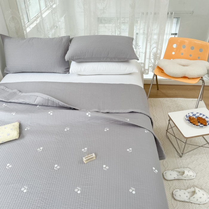 91家纺网 家纺一手货源 找家纺 漫调 2022新款直边款全棉刺绣夏被床盖樱桃灰