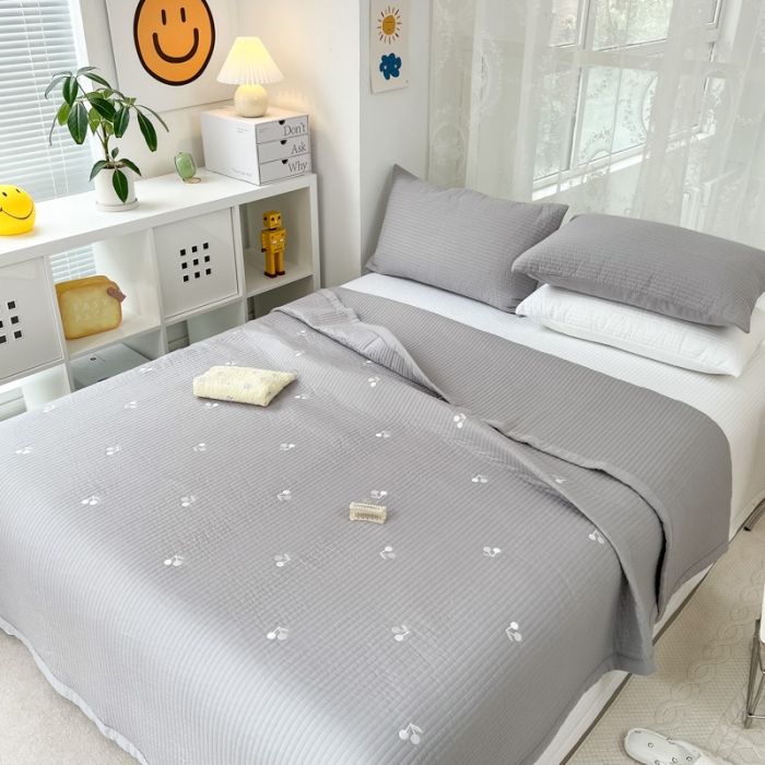 91家纺网 家纺一手货源 找家纺 漫调 2022新款直边款全棉刺绣夏被床盖樱桃灰