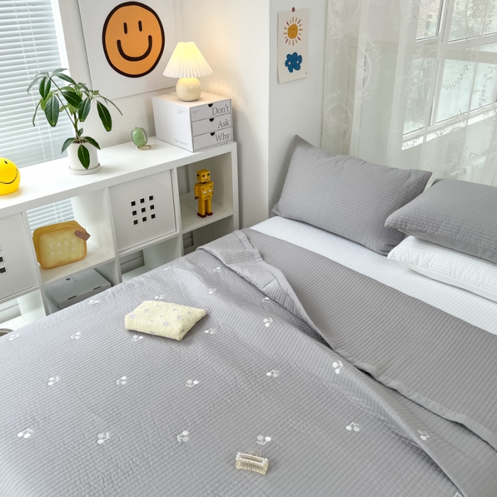 91家纺网 家纺一手货源 找家纺 漫调 2022新款直边款全棉刺绣夏被床盖樱桃灰