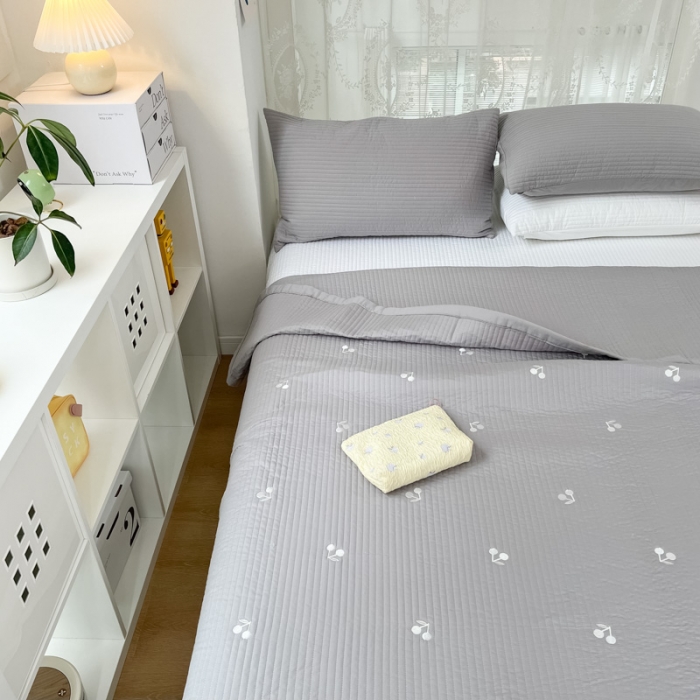 91家纺网 家纺一手货源 找家纺 漫调 2022新款直边款全棉刺绣夏被床盖樱桃灰