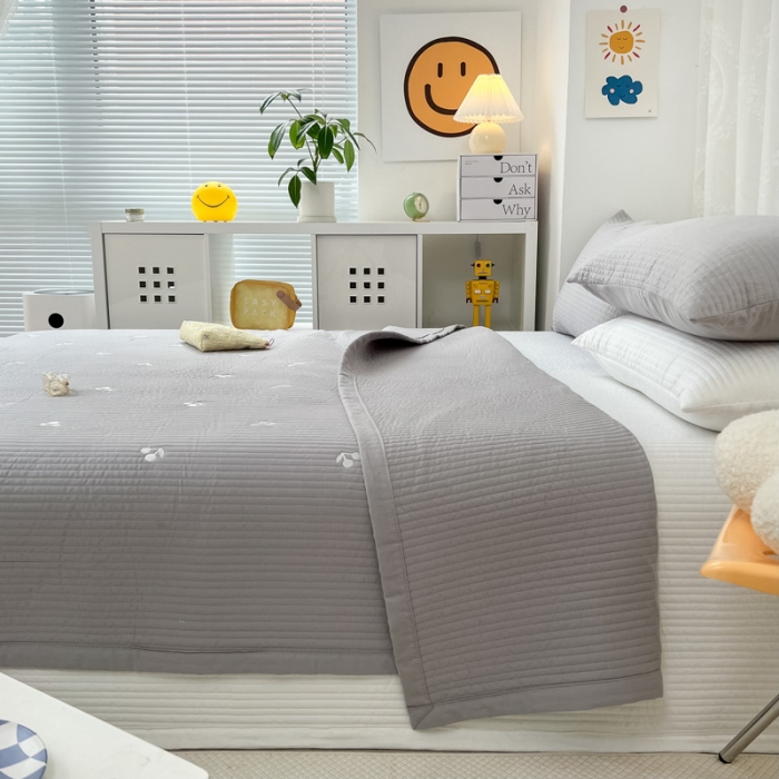 91家纺网 家纺一手货源 找家纺 漫调 2022新款直边款全棉刺绣夏被床盖樱桃灰