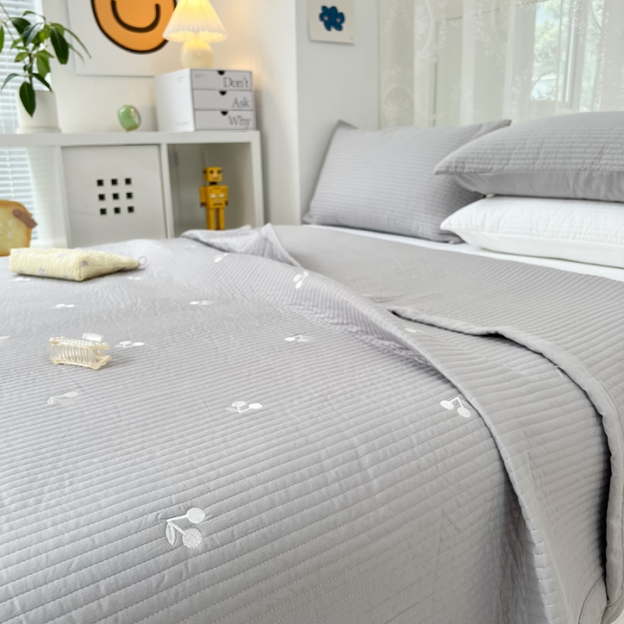 91家纺网 家纺一手货源 找家纺 漫调 2022新款直边款全棉刺绣夏被床盖樱桃灰