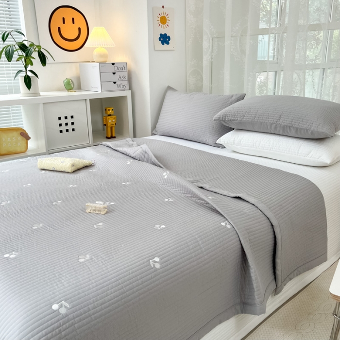 91家纺网 家纺一手货源 找家纺 漫调 2022新款直边款全棉刺绣夏被床盖樱桃灰