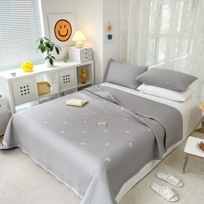 91家纺网 家纺一手货源 找家纺 漫调 2022新款直边款全棉刺绣夏被床盖樱桃灰