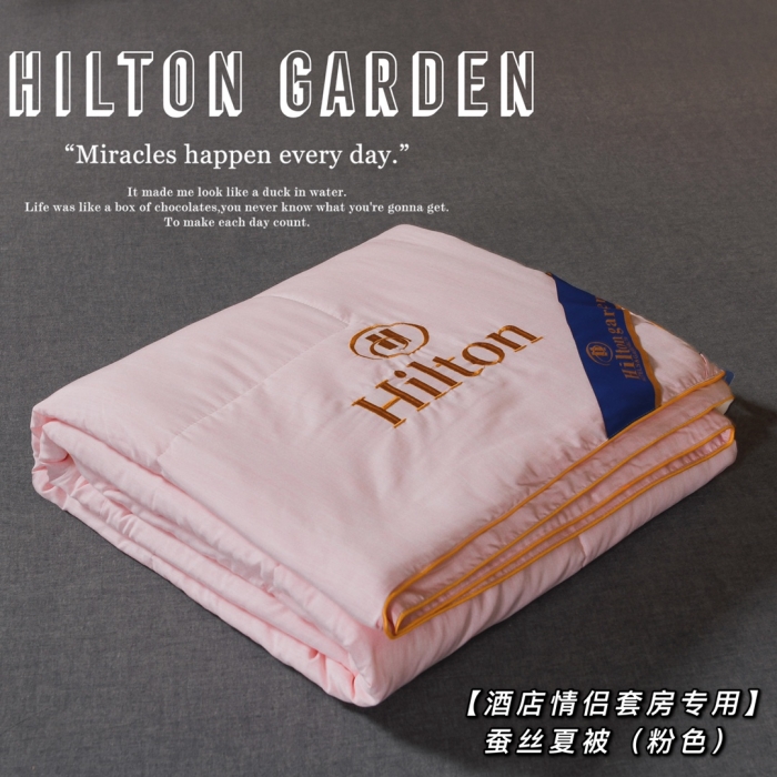 91家纺网 家纺一手货源 找家纺 巢爱语 经典款纯色Hilton希尔顿夏被绣花款夏凉被蚕丝被