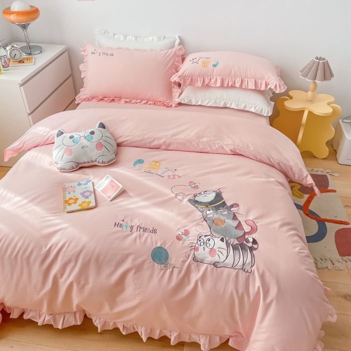 91家纺网 家纺一手货源 找家纺 凡客 新款全棉色织水洗棉贴布绣花边四件套 快乐萌猫-粉