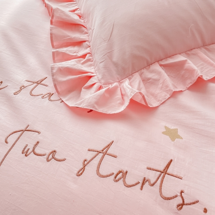 91家纺网 家纺一手货源 找家纺 凡客 新款全棉色织水洗棉贴布绣花边四件套 童年伙伴-粉