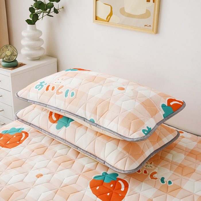 91家纺网 家纺一手货源 找家纺 纽缦 2022新款凉感丝乳胶凉席卡通系列床单款 草莓