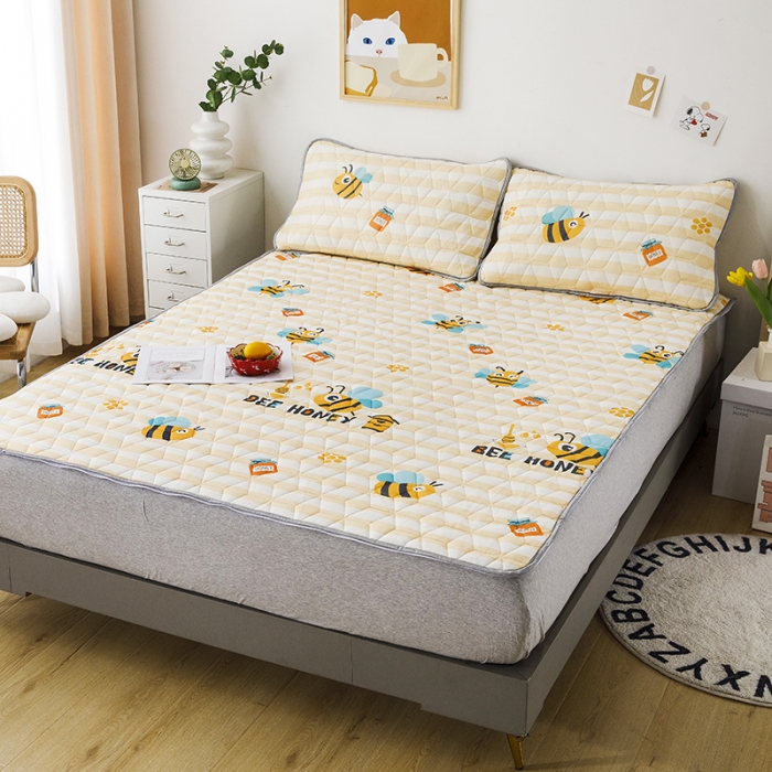 91家纺网 家纺一手货源 找家纺 纽缦 2022新款凉感丝乳胶凉席卡通系列床单款 小蜜蜂