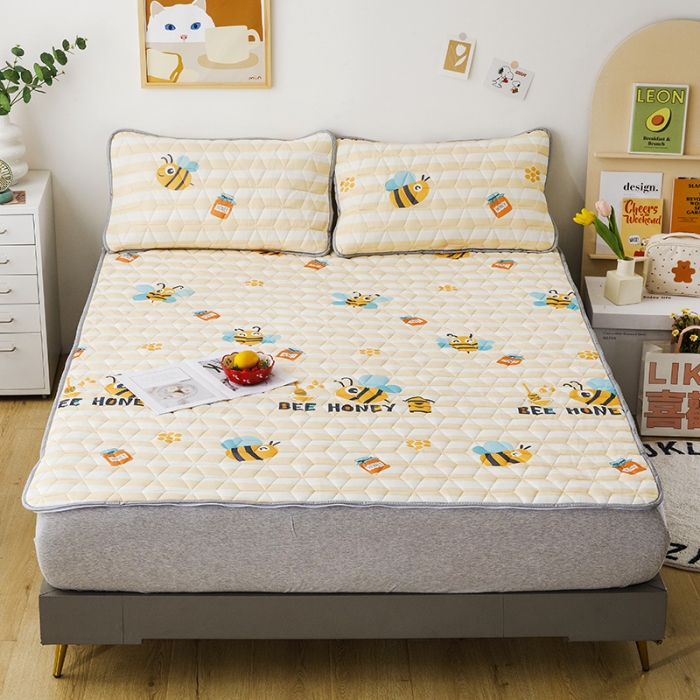 91家纺网 家纺一手货源 找家纺 纽缦 2022新款凉感丝乳胶凉席卡通系列床单款 小蜜蜂