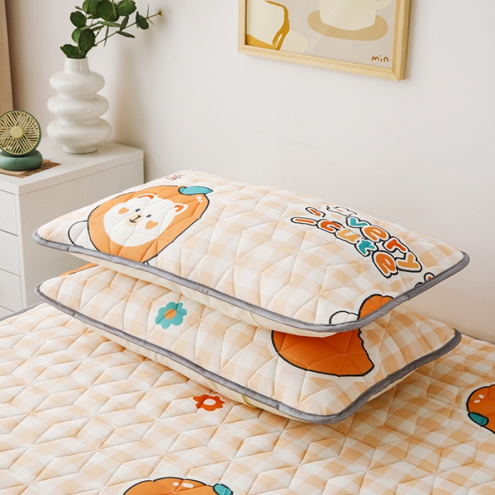 91家纺网 家纺一手货源 找家纺 纽缦 2022新款凉感丝乳胶凉席卡通系列床单款 橙子熊