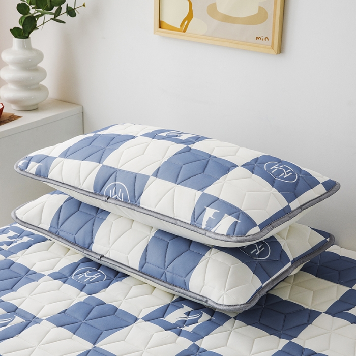 91家纺网 家纺一手货源 找家纺 纽缦 2022新款凉感丝乳胶凉席卡通系列床单款  棋盘格蓝