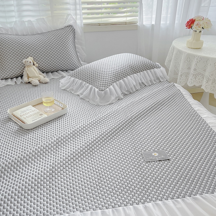 91家纺网 家纺一手货源 找家纺 眠帛家居  2022春夏爆款冰豆豆凉席床裙款 公主灰